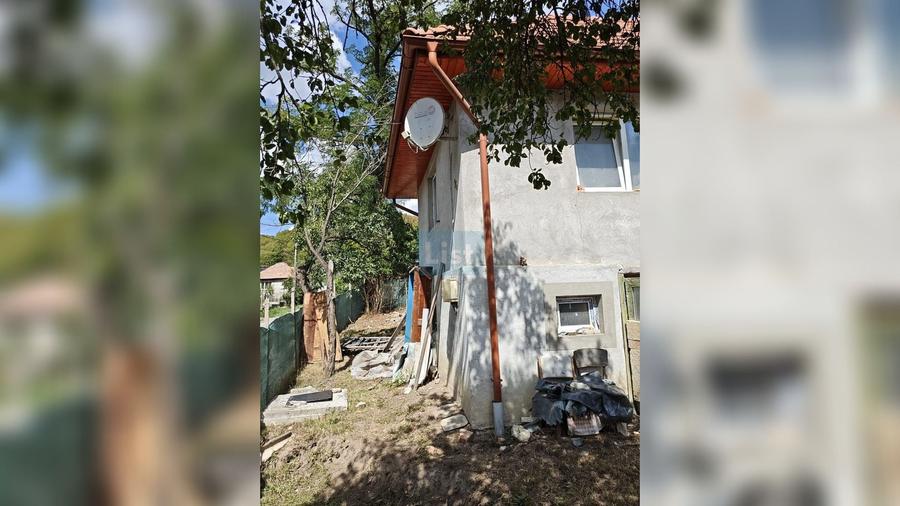 Casă cu 2 camere cu Teren 1457 Mp în Vest