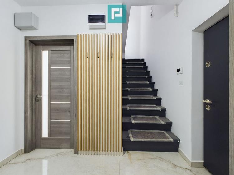 Penthouse cu 3 camere decomandat, mobilat în Central