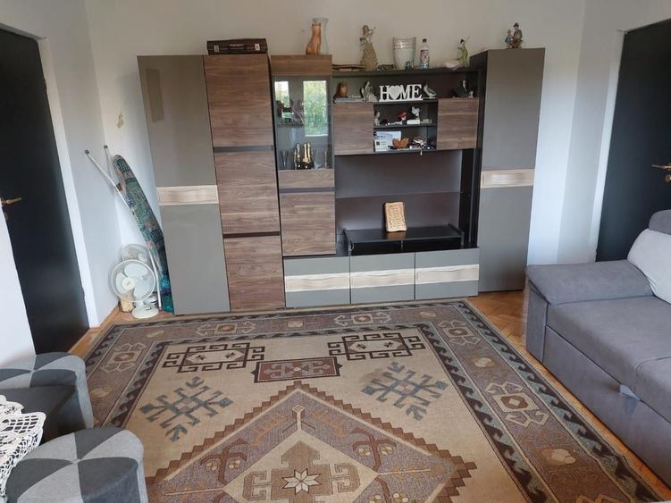 Apartament cu 3 camere semidecomandat în Dâmbovița