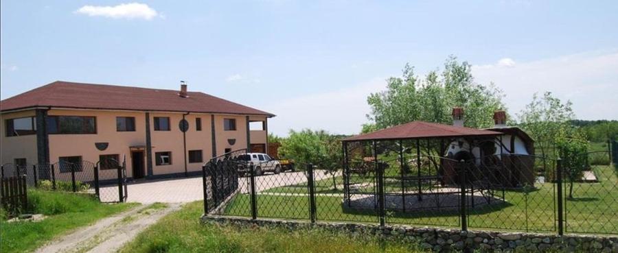 Casă individuală cu 8 camere cu Canalizare în Vârșești