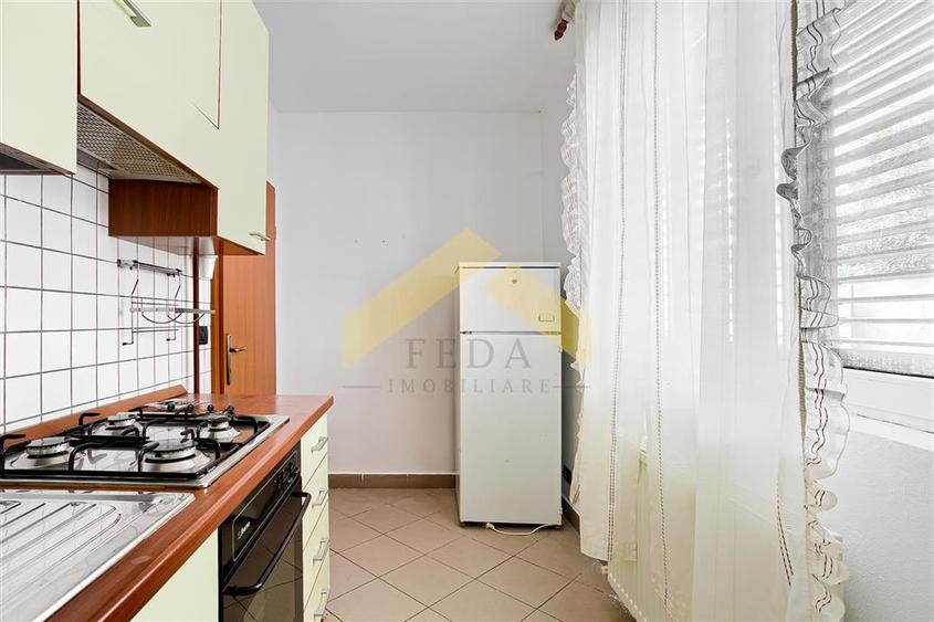 Apartament cu 3 camere semidecomandat în Galșa