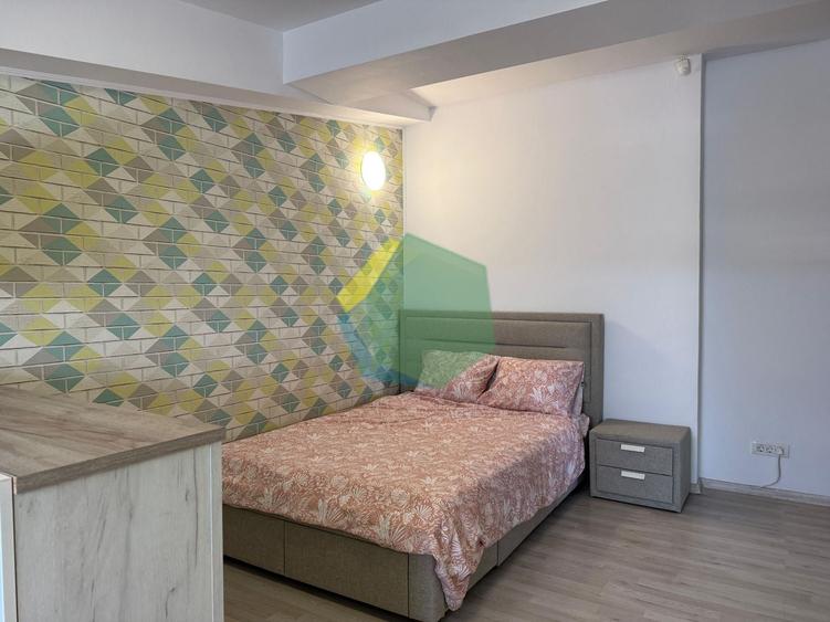 Apartament cu 3 camere semidecomandat, mobilat în Central
