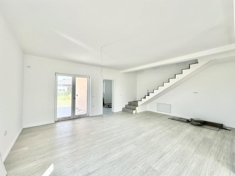 Duplex cu 4 camere cu Canalizare în Moșnița Veche