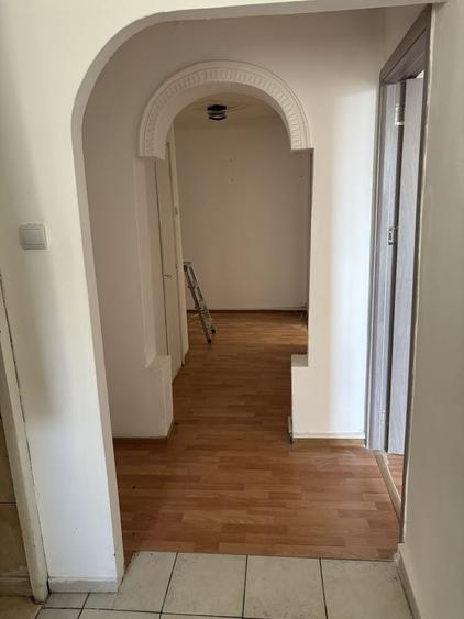 Apartament cu 3 camere semidecomandat în Colentina