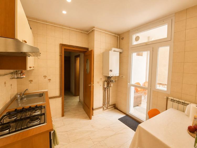 Apartament cu 3 camere decomandat în Moșilor