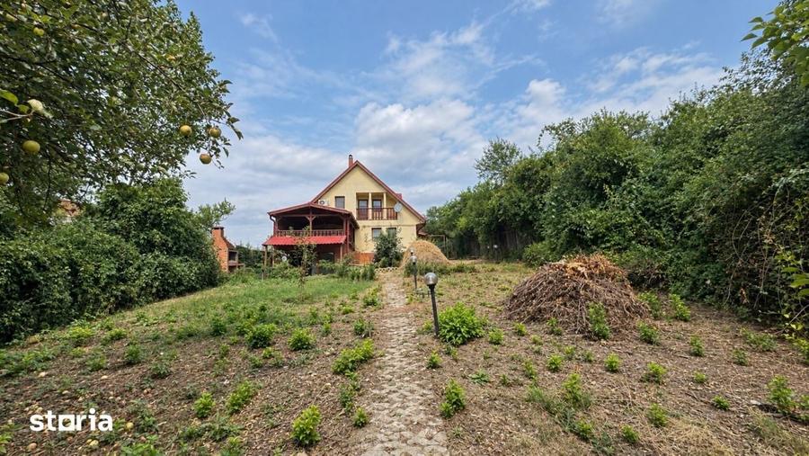 Casă cu 7 camere cu Teren 1014 Mp în Stănișești