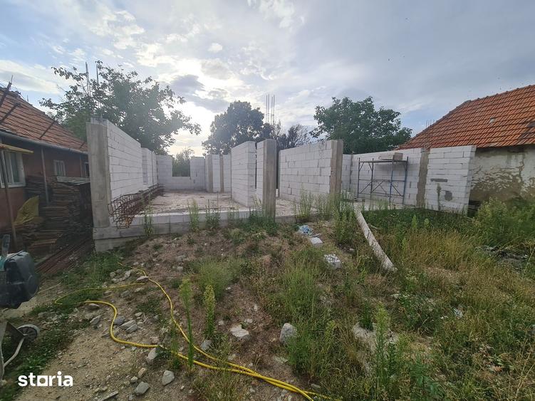 Casă cu 5 camere cu Teren 1496 Mp în Bocsig