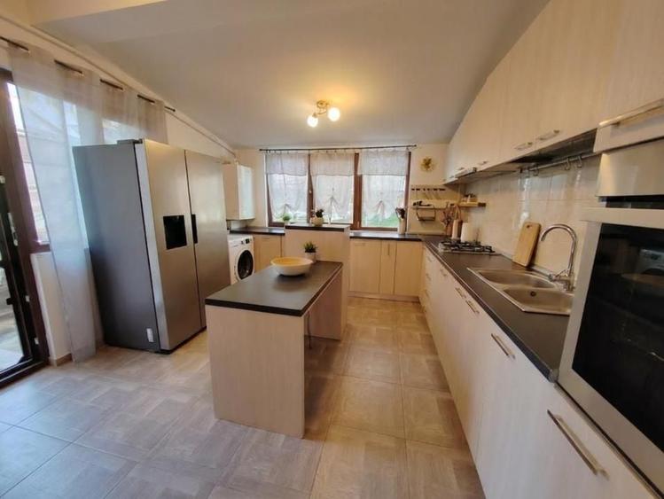 Apartament cu 3 camere decomandat, mobilat în Valea Adâncă
