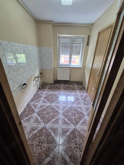 Apartament cu 3 camere semidecomandat în Govândari