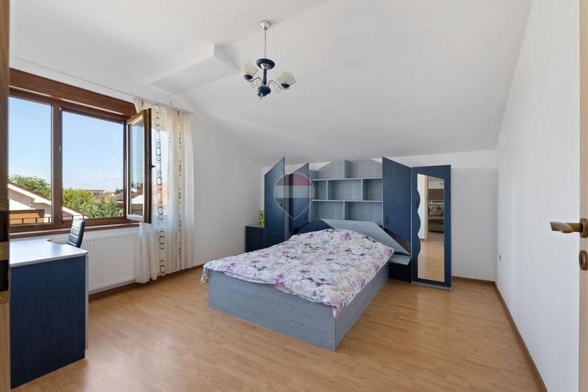 Apartament cu 3 camere decomandat, mobilat în Intim