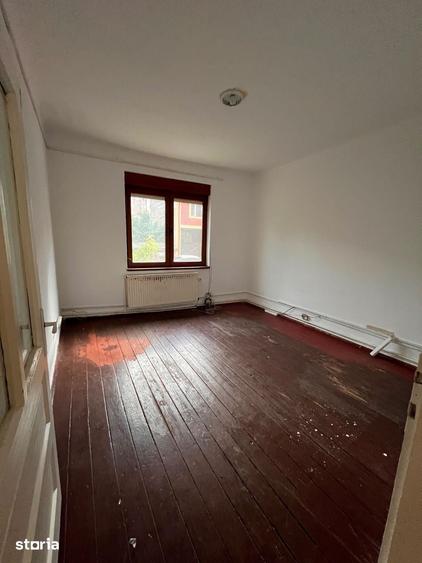 Casă cu 5 camere cu Teren 446 Mp în Florilor