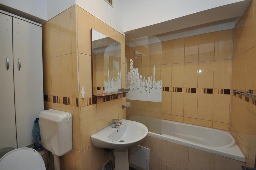 Apartament cu 3 camere semidecomandat în Militari