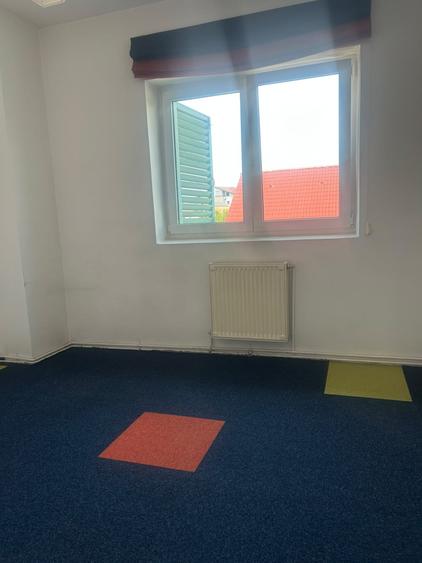 Casă individuală cu 8 camere cu Canalizare în Florilor