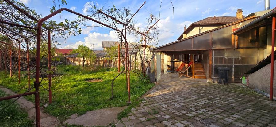 Casă individuală cu 7 camere cu Canalizare în Central