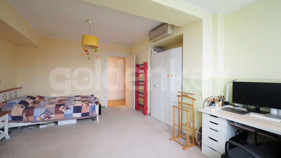 Apartament cu 4 camere semidecomandat, mobilat în Băneasa