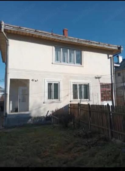Casă cu 3 camere cu Teren 300 Mp în Central