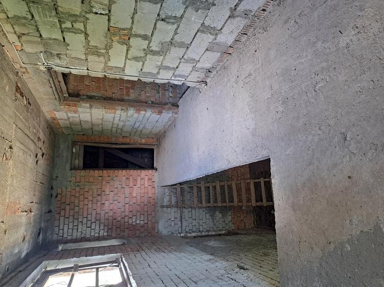 Casă cu 9 camere cu Teren 2375 Mp în Central