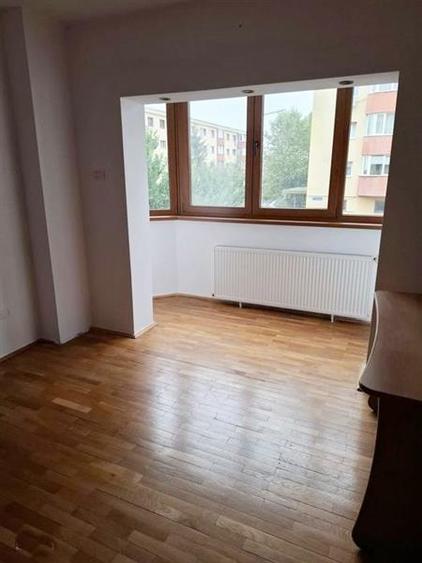 Apartament cu 4 camere semidecomandat în Triaj