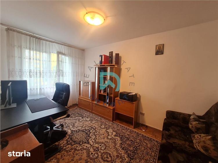 Apartament cu 3 camere semidecomandat în Astra