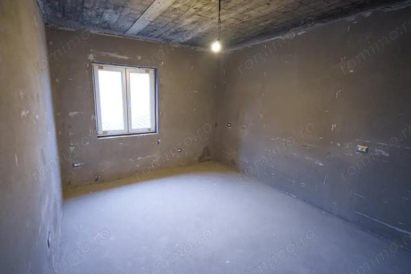 Casă cu 8 camere cu Teren 265 Mp în Romanești
