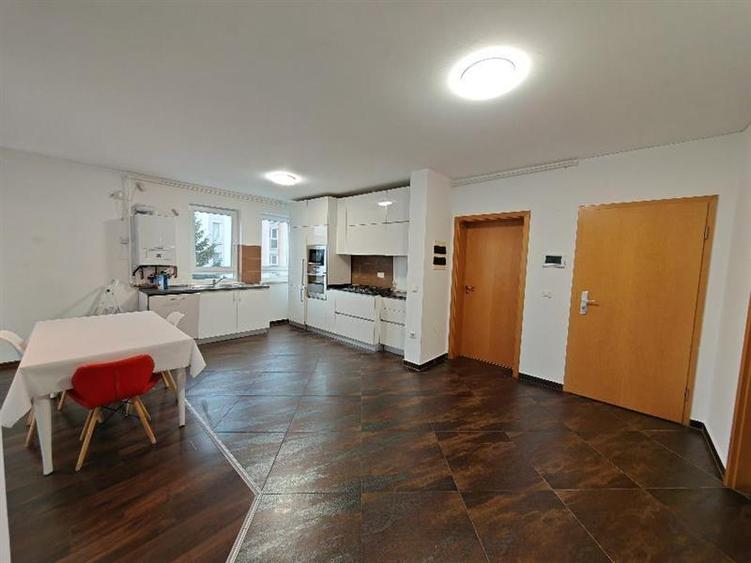 Apartament cu 3 camere decomandat, mobilat în Avantgarden