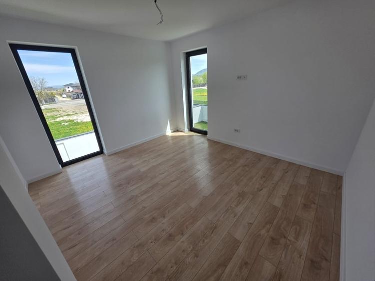 Casă individuală cu 4 camere cu Teren 429 Mp în Cristian