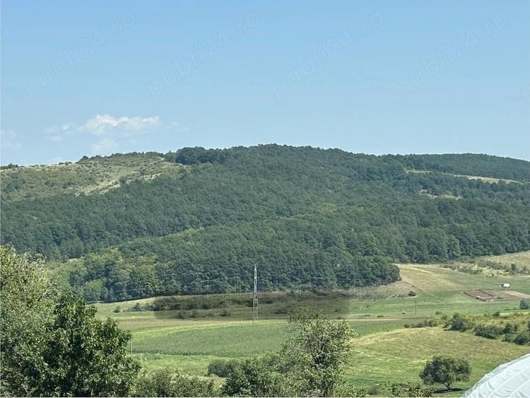 Teren de 2200 mp, în Deușu