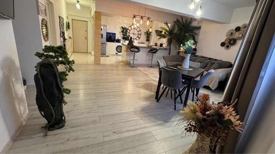 Apartament cu 4 camere decomandat în Central