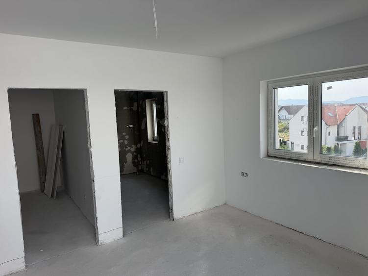 Penthouse cu 4 camere semidecomandat în Șelimbăr