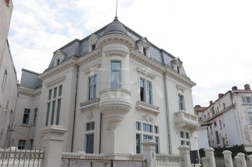 Casă individuală cu 27 camere cu Canalizare în Central