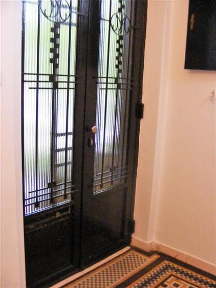 Apartament cu 6 camere decomandat în Capitale