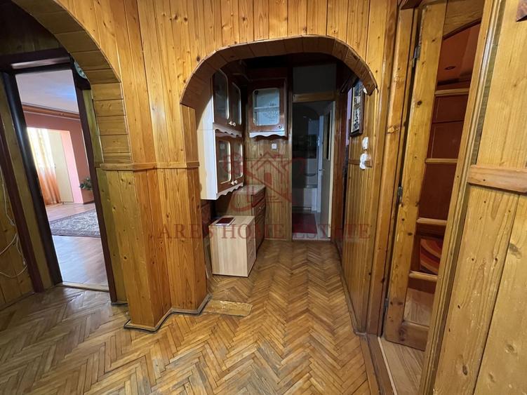 Apartament cu 3 camere decomandat în Dâmbovița