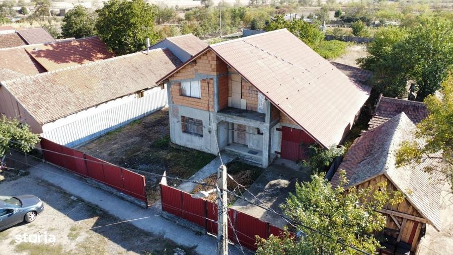 Casă cu 4 camere în Unip