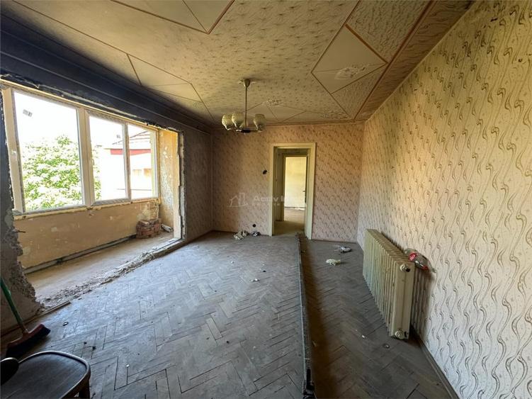 Apartament cu 3 camere semidecomandat în Central