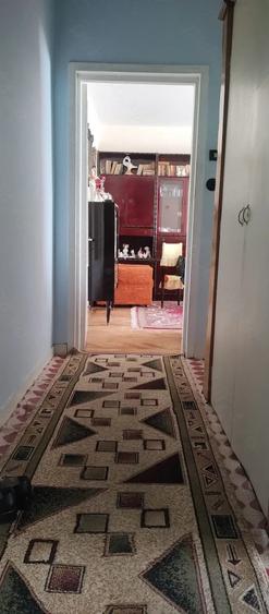 Apartament cu 3 camere semidecomandat, mobilat în Central