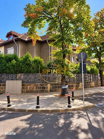 Casă cu 8 camere cu Teren 237 Mp în Tei