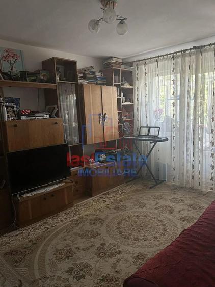 Apartament cu 3 camere semidecomandat în Filiași