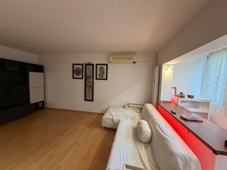 Apartament cu 4 camere decomandat în Aviației