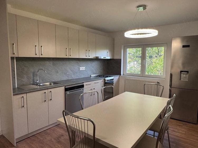 Apartament cu 3 camere decomandat în Exterior Vest