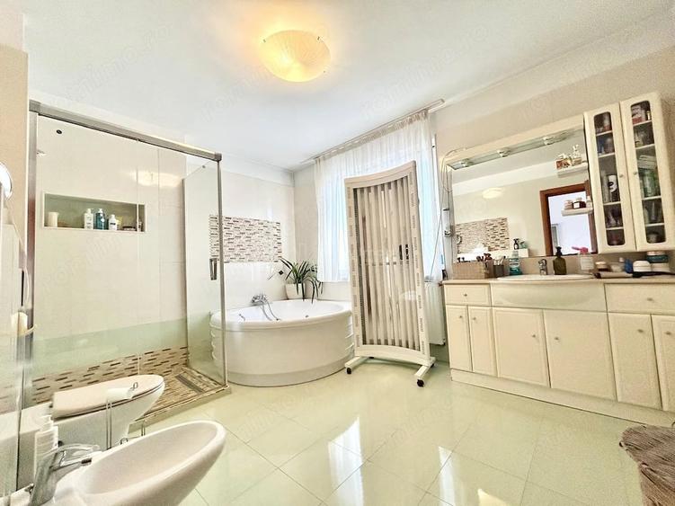 Casă cu 8 camere cu Teren 903 Mp în Odăile