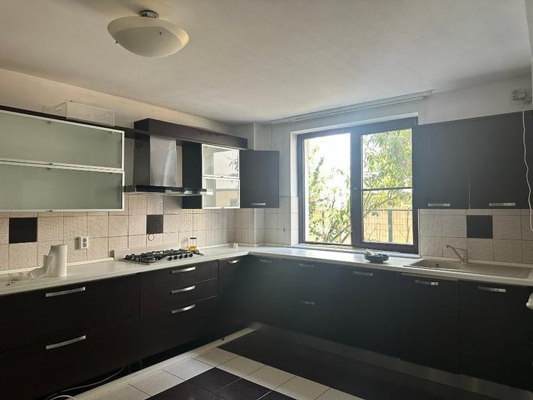 Duplex cu 7 camere cu Canalizare în Central