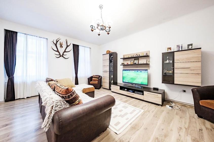 Apartament cu 3 camere semidecomandat, mobilat în Central