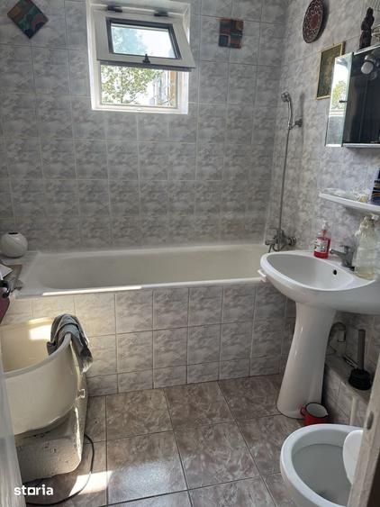 Apartament cu 3 camere semidecomandat în Titan