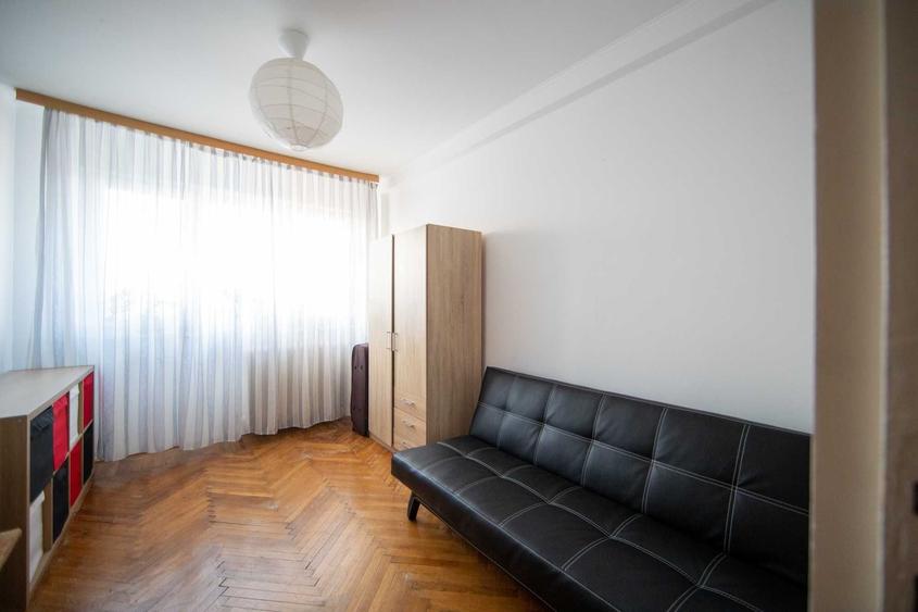 Apartament cu 3 camere semidecomandat în Dristor