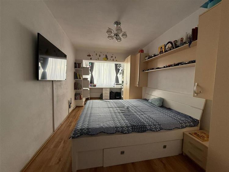 Apartament cu 3 camere decomandat, mobilat în Turnișor