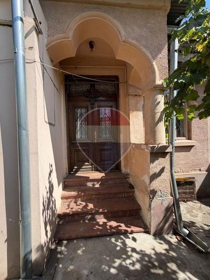 Casă individuală cu 5 camere cu Teren 653 Mp în Central
