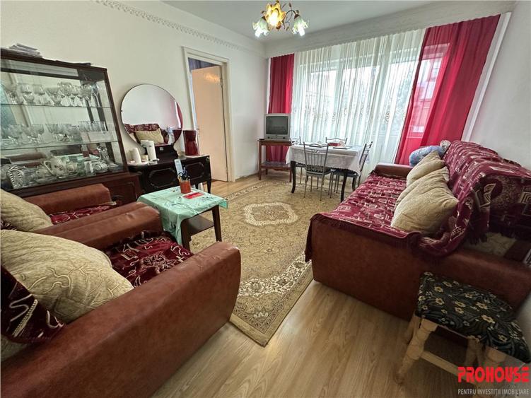 Apartament cu 3 camere semidecomandat în Alecu Russo