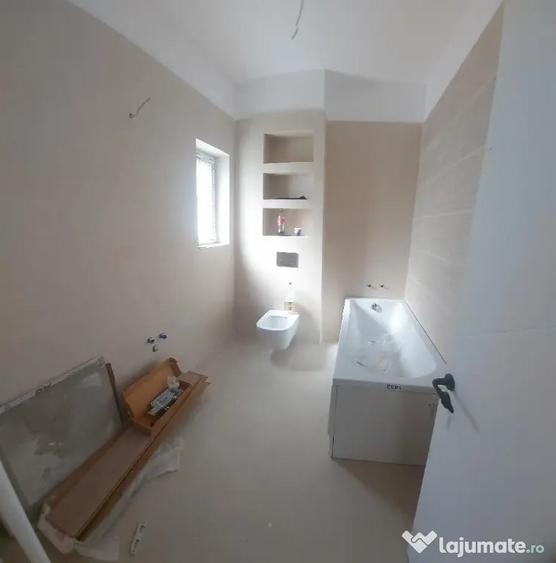 Casă cu 5 camere cu Teren 210 Mp în Central