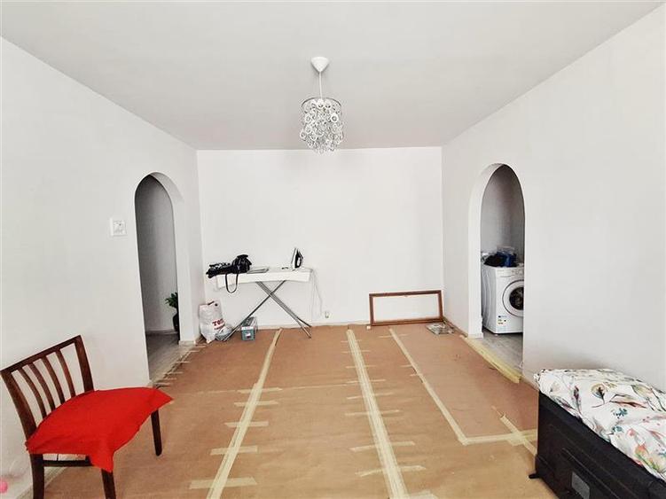 Apartament cu 2 camere semidecomandat, mobilat în Mioriței