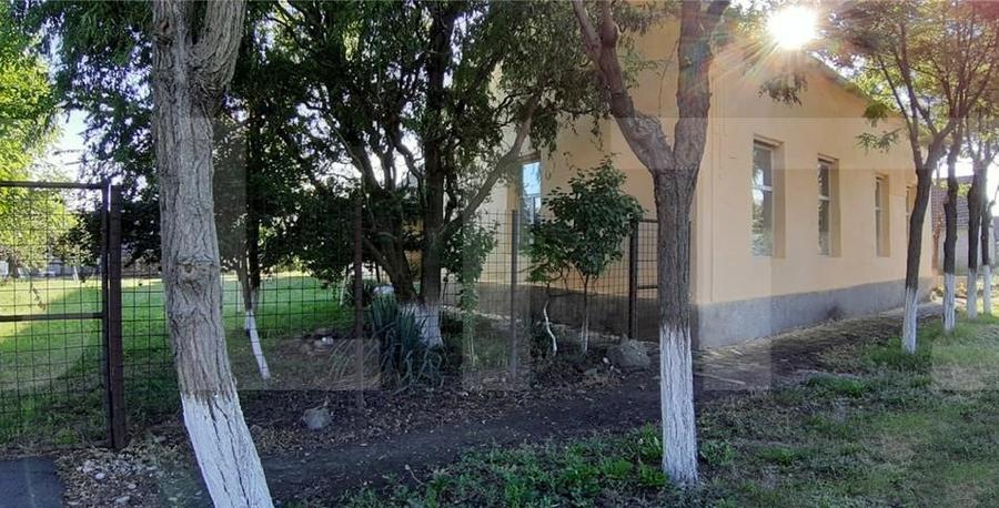 Casă individuală cu 6 camere cu Teren 1400 Mp în Checea